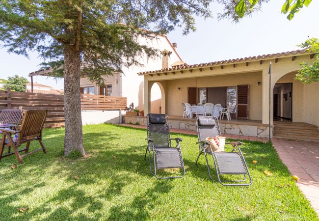 Villa in Empuriabrava - 0081-PANI Haus mit 4 Schlafzimmern und Garten