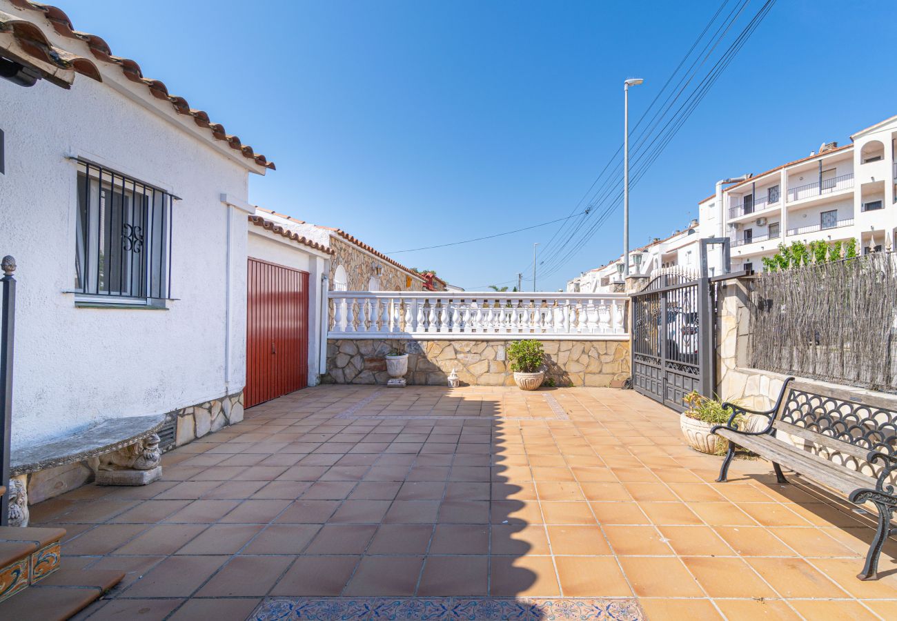 Villa in Empuriabrava - 0149-VALIRA Haus am Kanal mit Pool und Liegeplatz