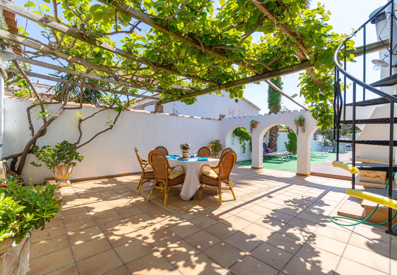 Villa in Empuriabrava - 0149-VALIRA Haus am Kanal mit Pool und Liegeplatz
