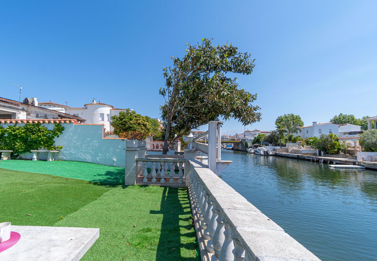 Villa in Empuriabrava - 0149-VALIRA Haus am Kanal mit Pool und Liegeplatz