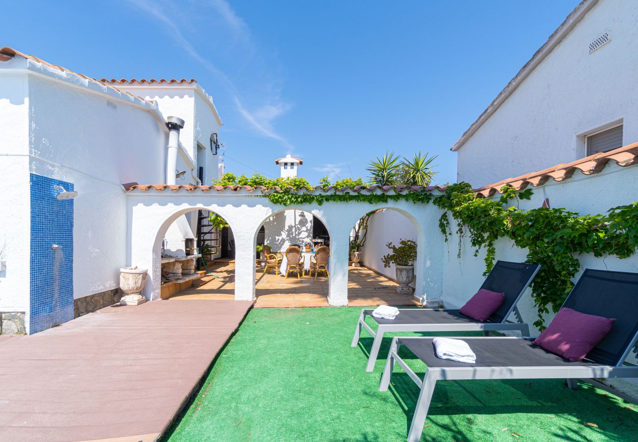 Villa in Empuriabrava - 0149-VALIRA Haus am Kanal mit Pool und Liegeplatz