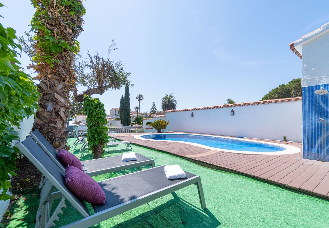 Villa in Empuriabrava - 0149-VALIRA Haus am Kanal mit Pool und Liegeplatz