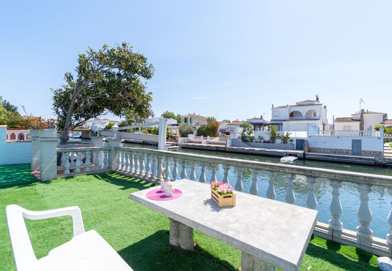 Villa in Empuriabrava - 0149-VALIRA Haus am Kanal mit Pool und Liegeplatz