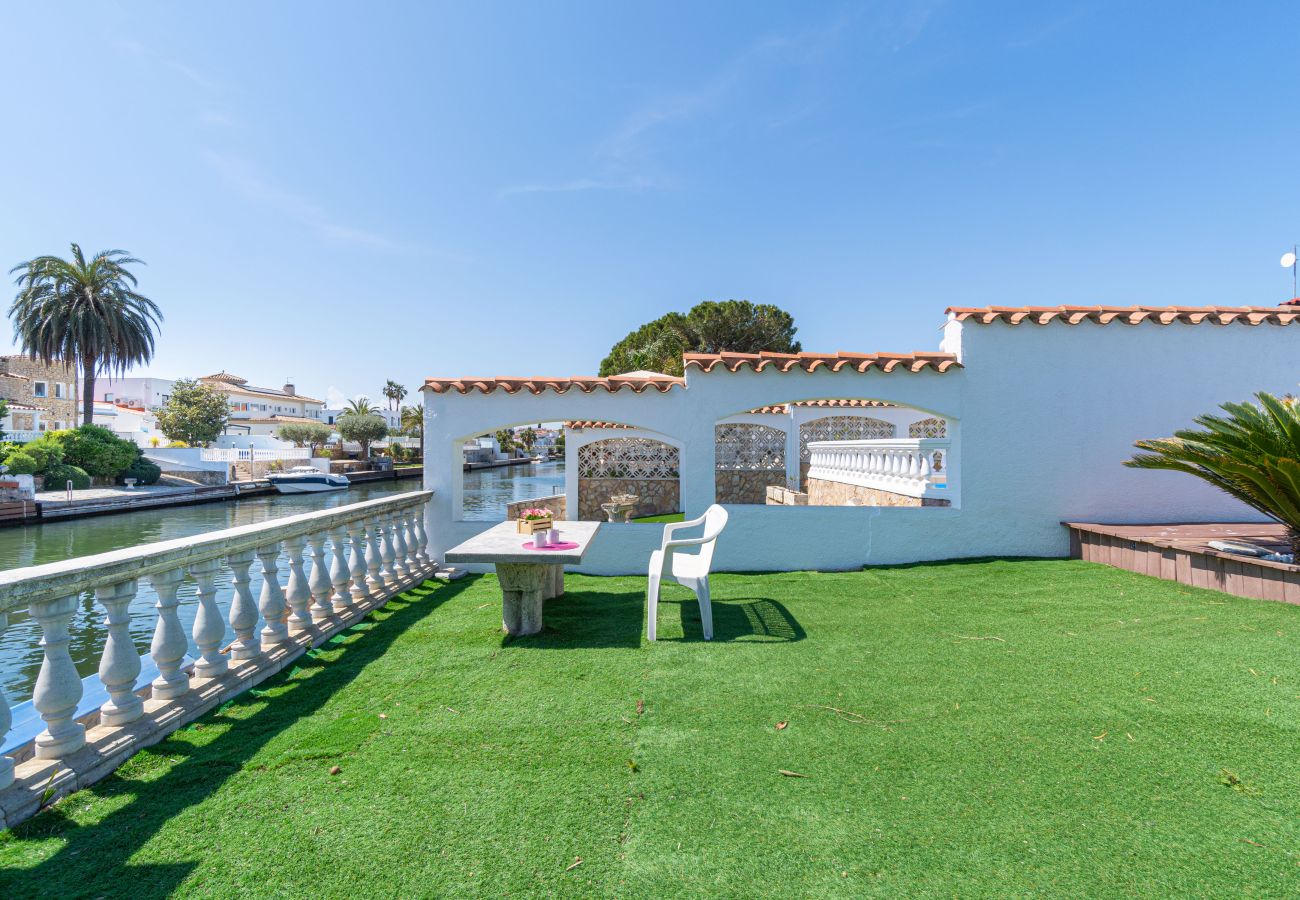 Villa in Empuriabrava - 0149-VALIRA Haus am Kanal mit Pool und Liegeplatz