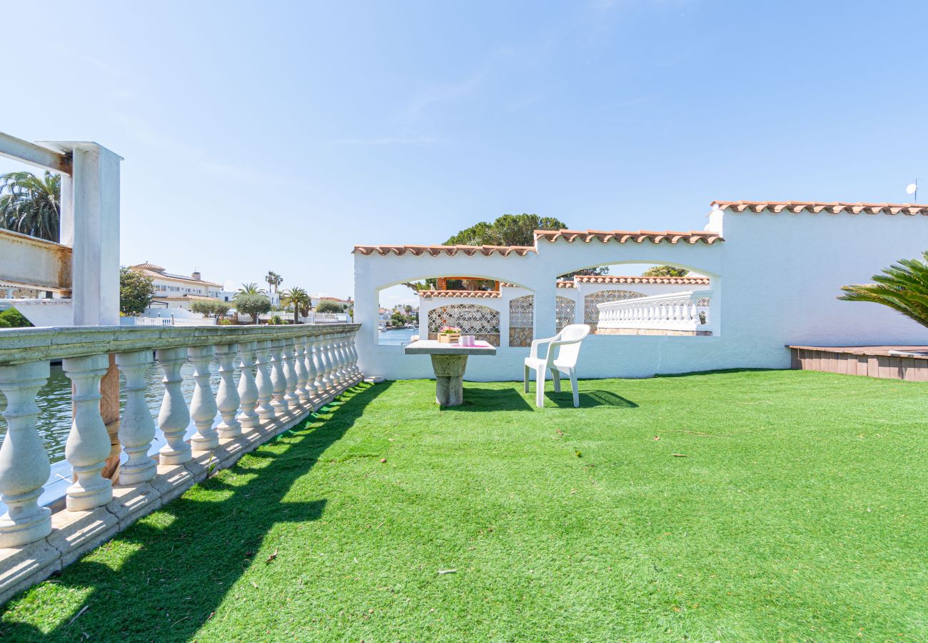 Villa in Empuriabrava - 0149-VALIRA Haus am Kanal mit Pool und Liegeplatz