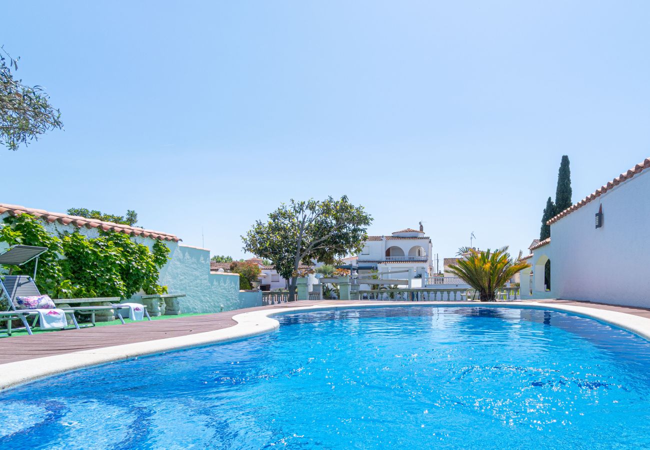 Villa in Empuriabrava - 0149-VALIRA Haus am Kanal mit Pool und Liegeplatz