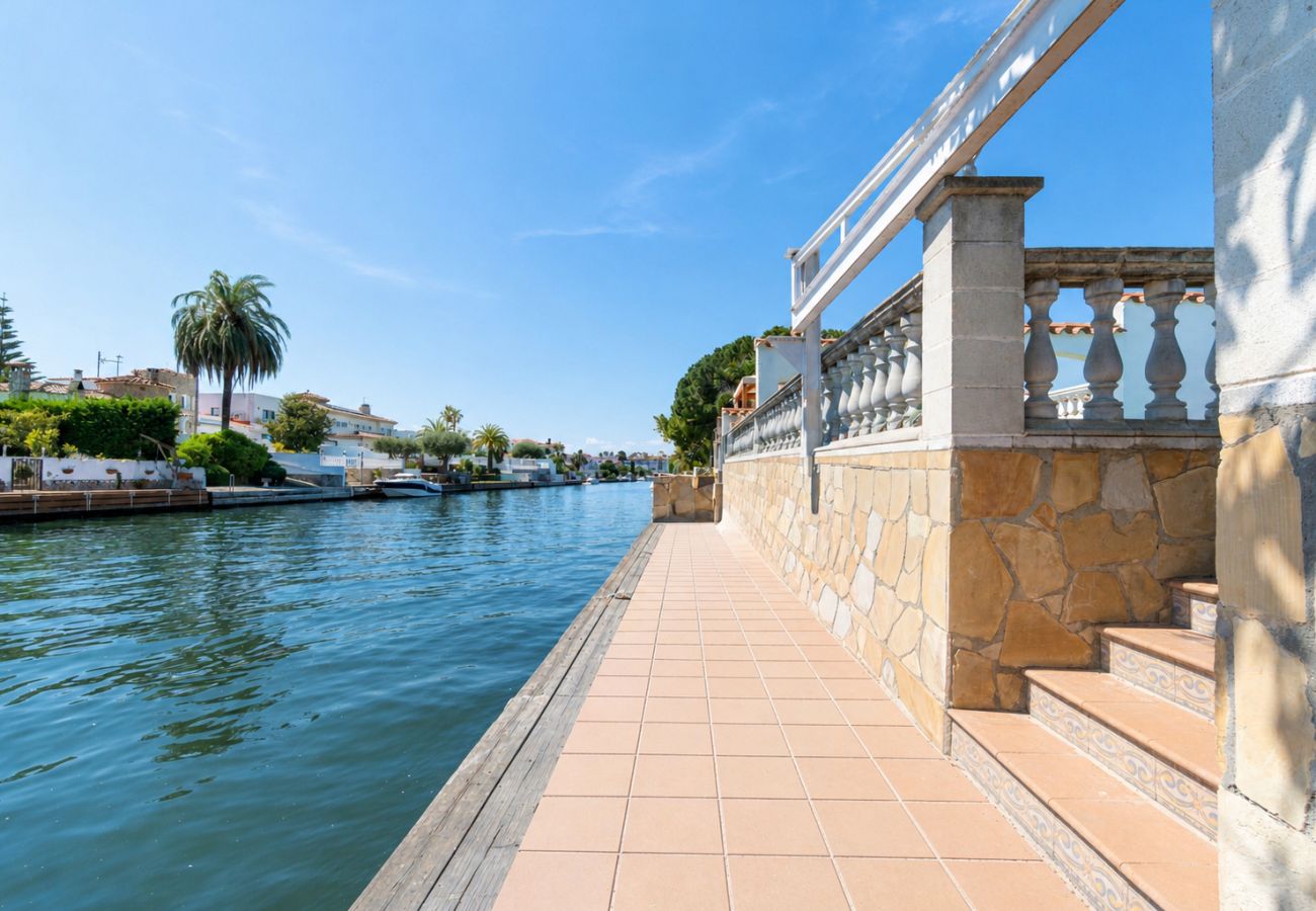 Villa in Empuriabrava - 0149-VALIRA Haus am Kanal mit Pool und Liegeplatz