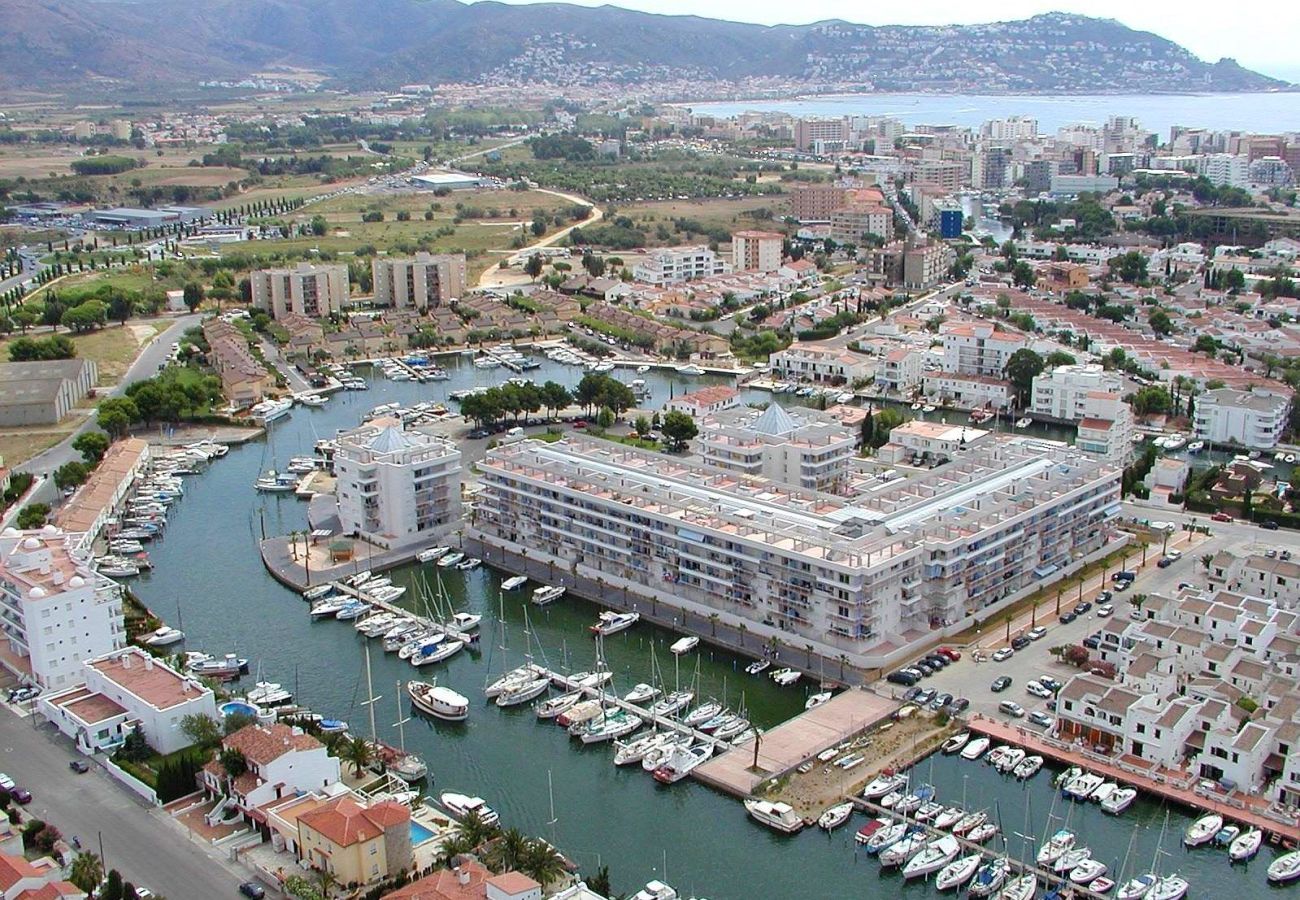Ferienwohnung in Rosas / Roses - 2005-PORT CANIGO Appartment mit Gemeinschaftspool und Kanalblick 