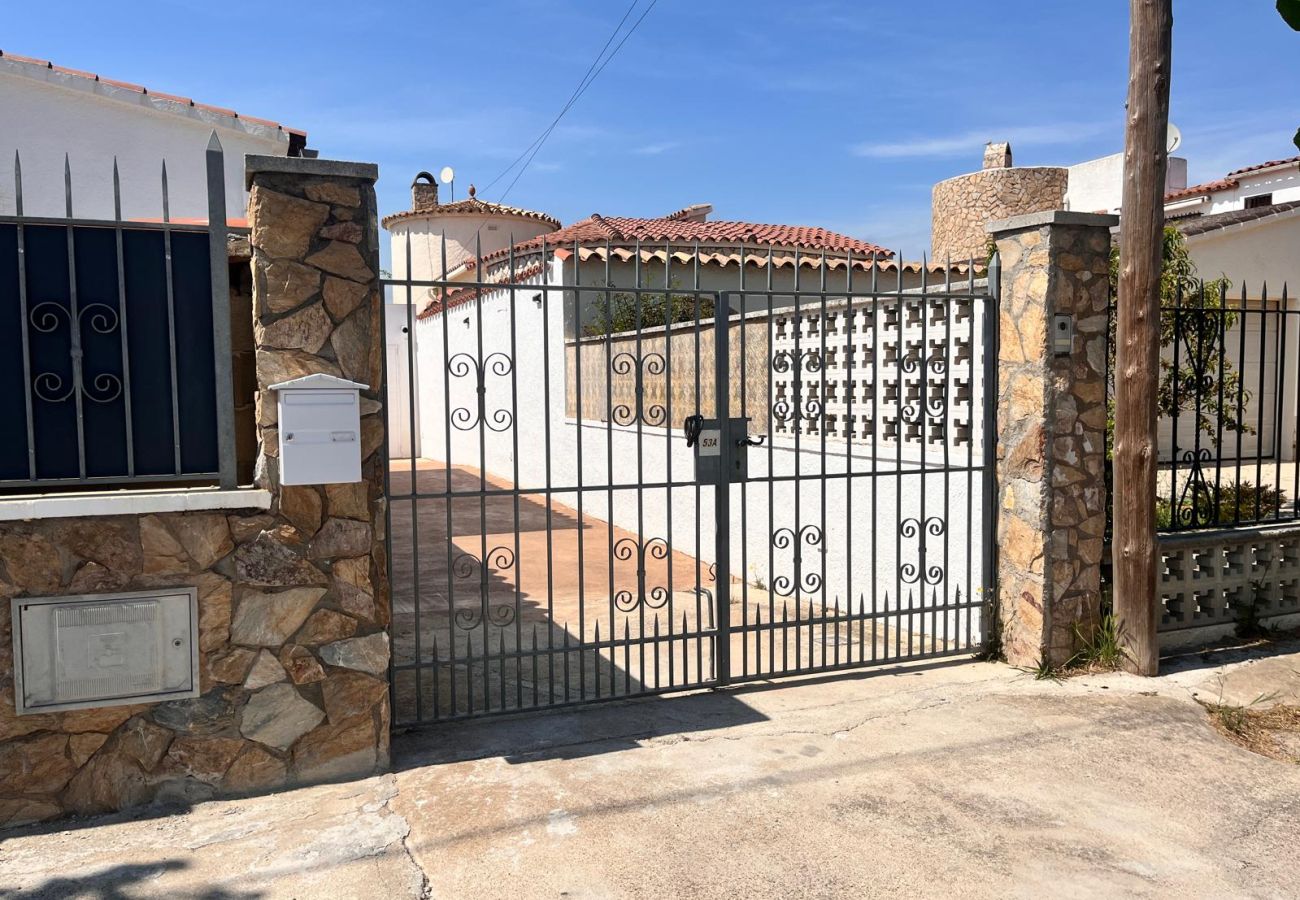 Villa in Empuriabrava - 0040-CAP RAS Haus am Kanal mit Pool und Liegeplatz