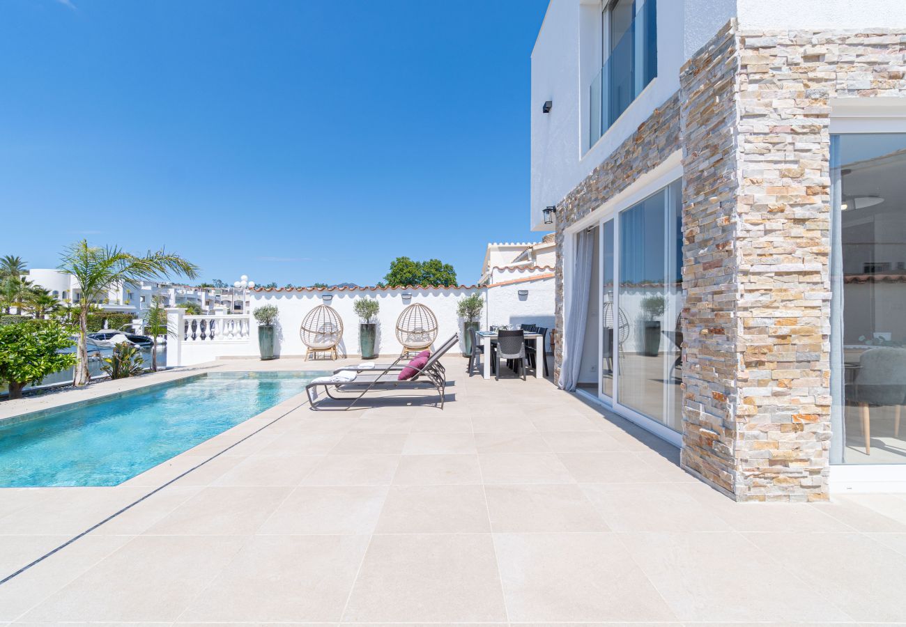Villa in Empuriabrava - 0040-CAP RAS Haus am Kanal mit Pool und Liegeplatz
