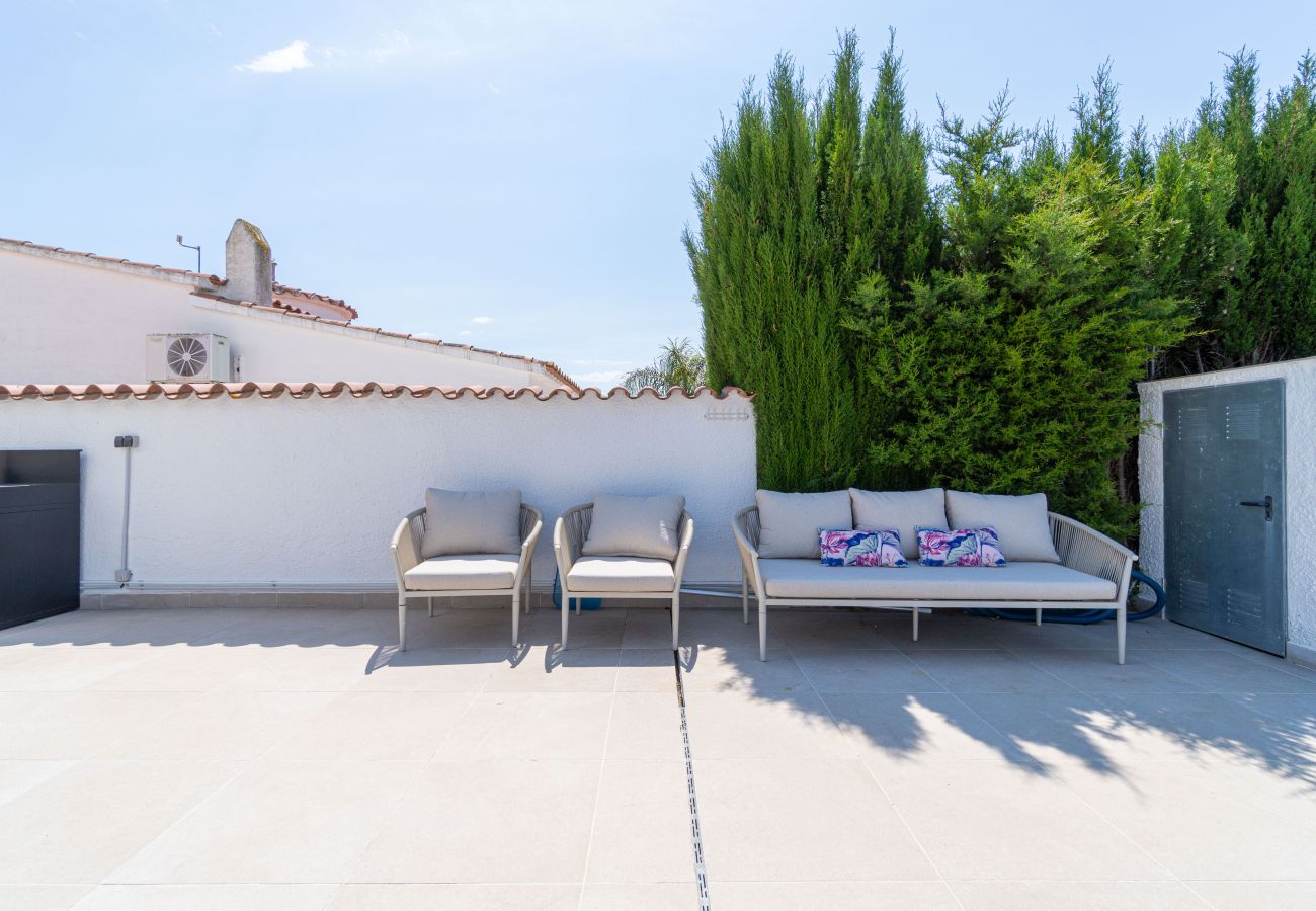 Villa in Empuriabrava - 0040-CAP RAS Haus am Kanal mit Pool und Liegeplatz