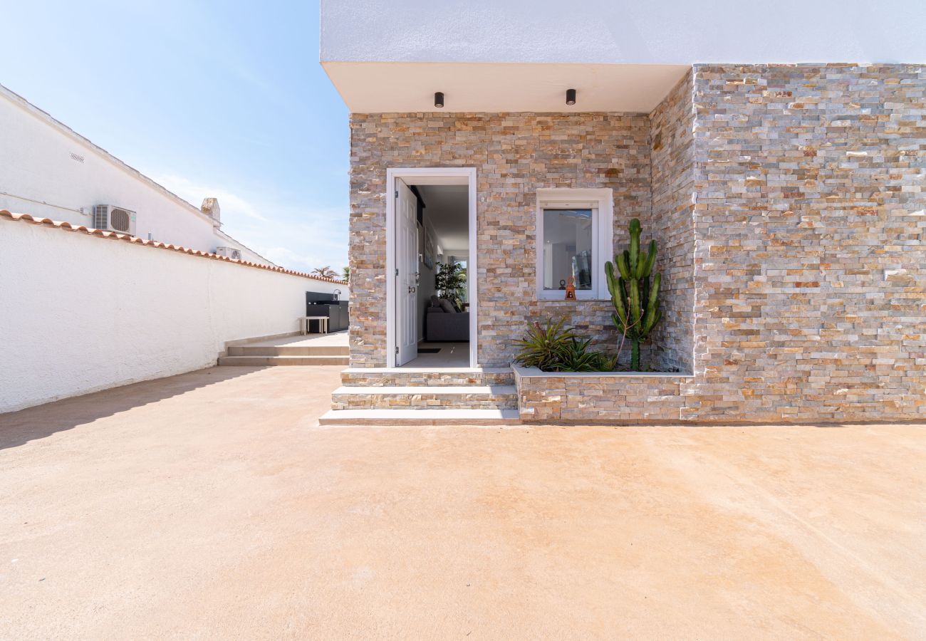 Villa in Empuriabrava - 0040-CAP RAS Haus am Kanal mit Pool und Liegeplatz