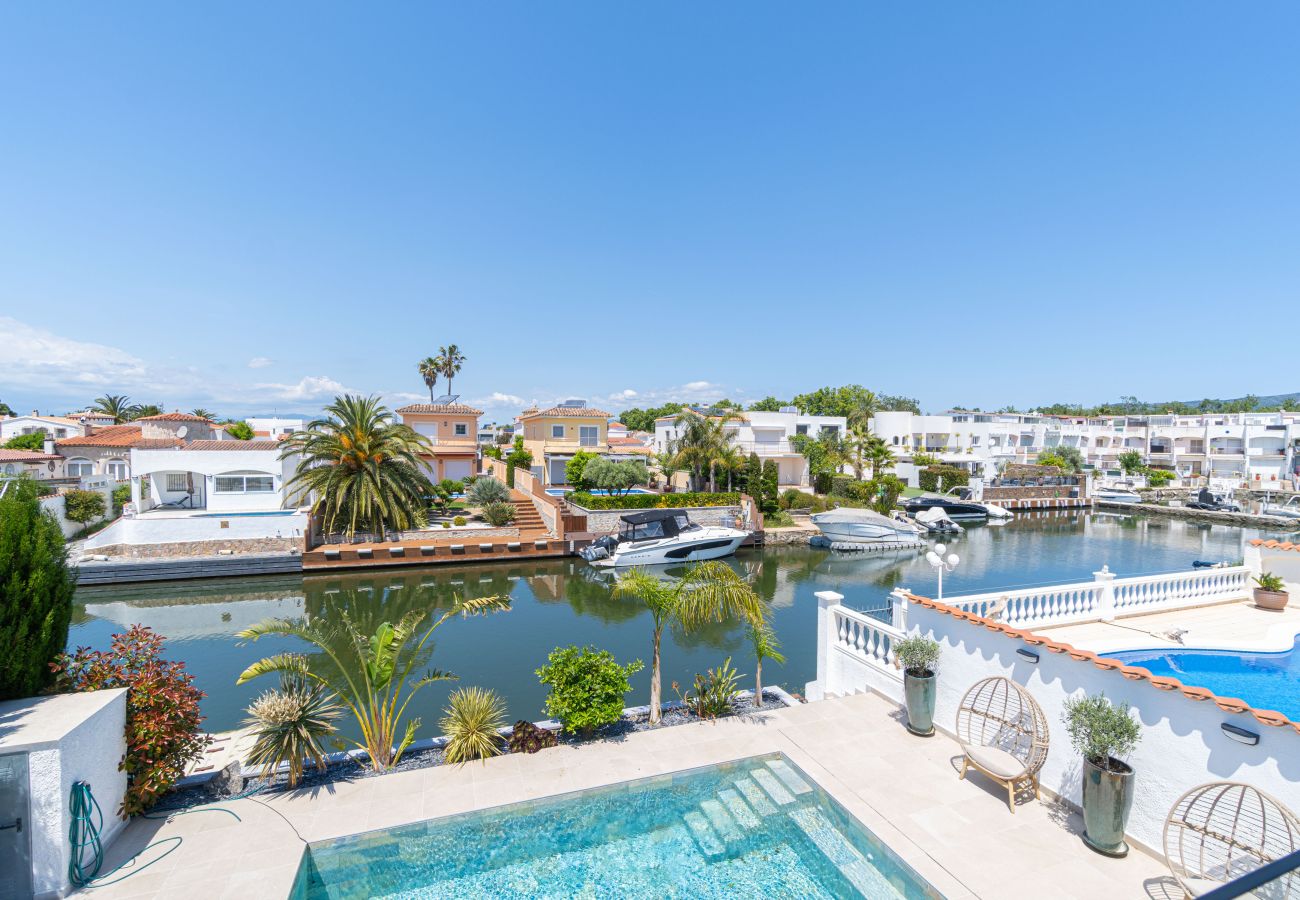 Villa in Empuriabrava - 0040-CAP RAS Haus am Kanal mit Pool und Liegeplatz
