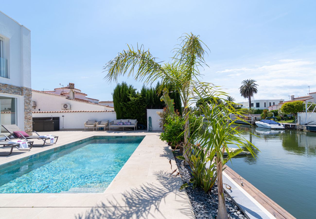 Villa in Empuriabrava - 0040-CAP RAS Haus am Kanal mit Pool und Liegeplatz