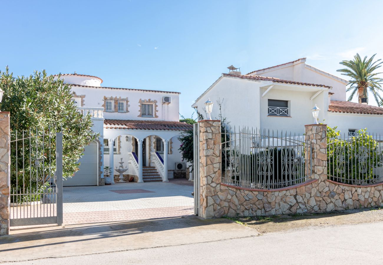 Villa in Empuriabrava - 0037-CAP RAS Huis aan kanaal met zwembad en aanlegplaats