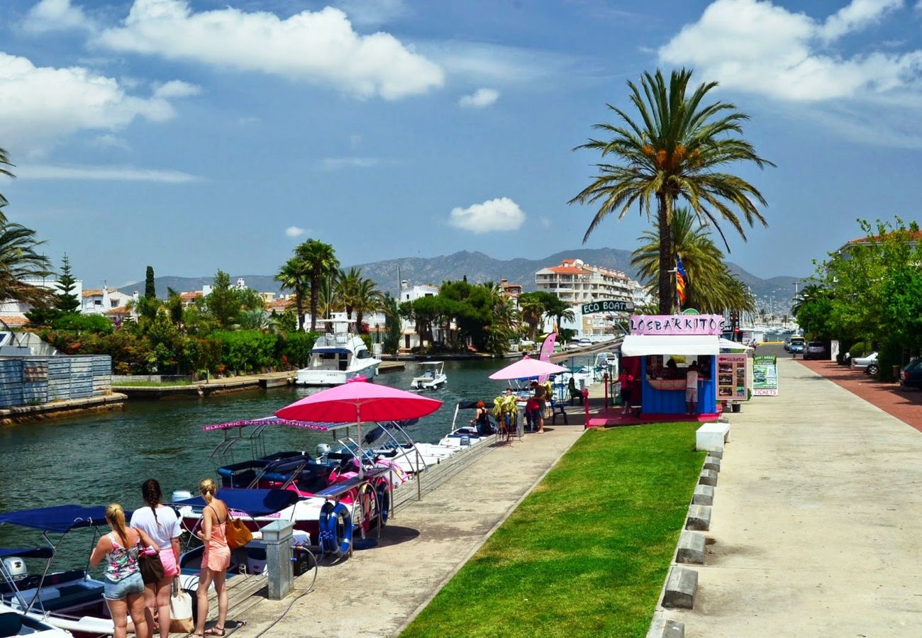 Villa in Empuriabrava - 0106-LLOBREGAT Huis aan het kanaal met zwembad en aanlegplaats