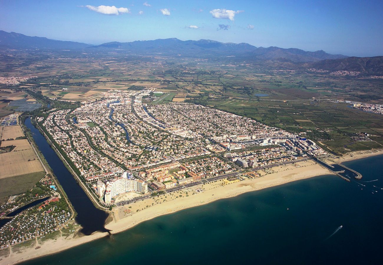 Villa in Empuriabrava - 0106-LLOBREGAT Huis aan het kanaal met zwembad en aanlegplaats