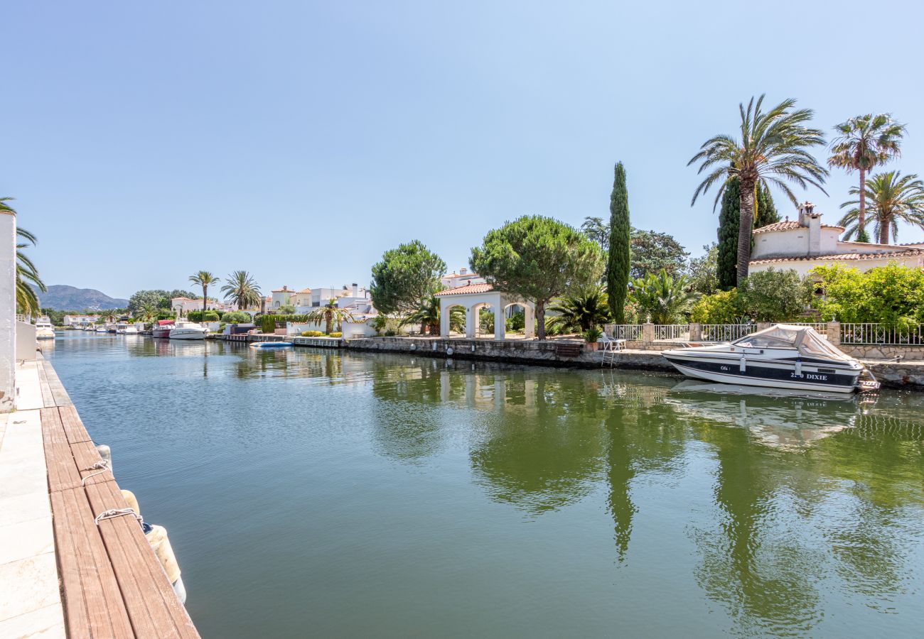 Villa in Empuriabrava - 0106-LLOBREGAT Huis aan het kanaal met zwembad en aanlegplaats