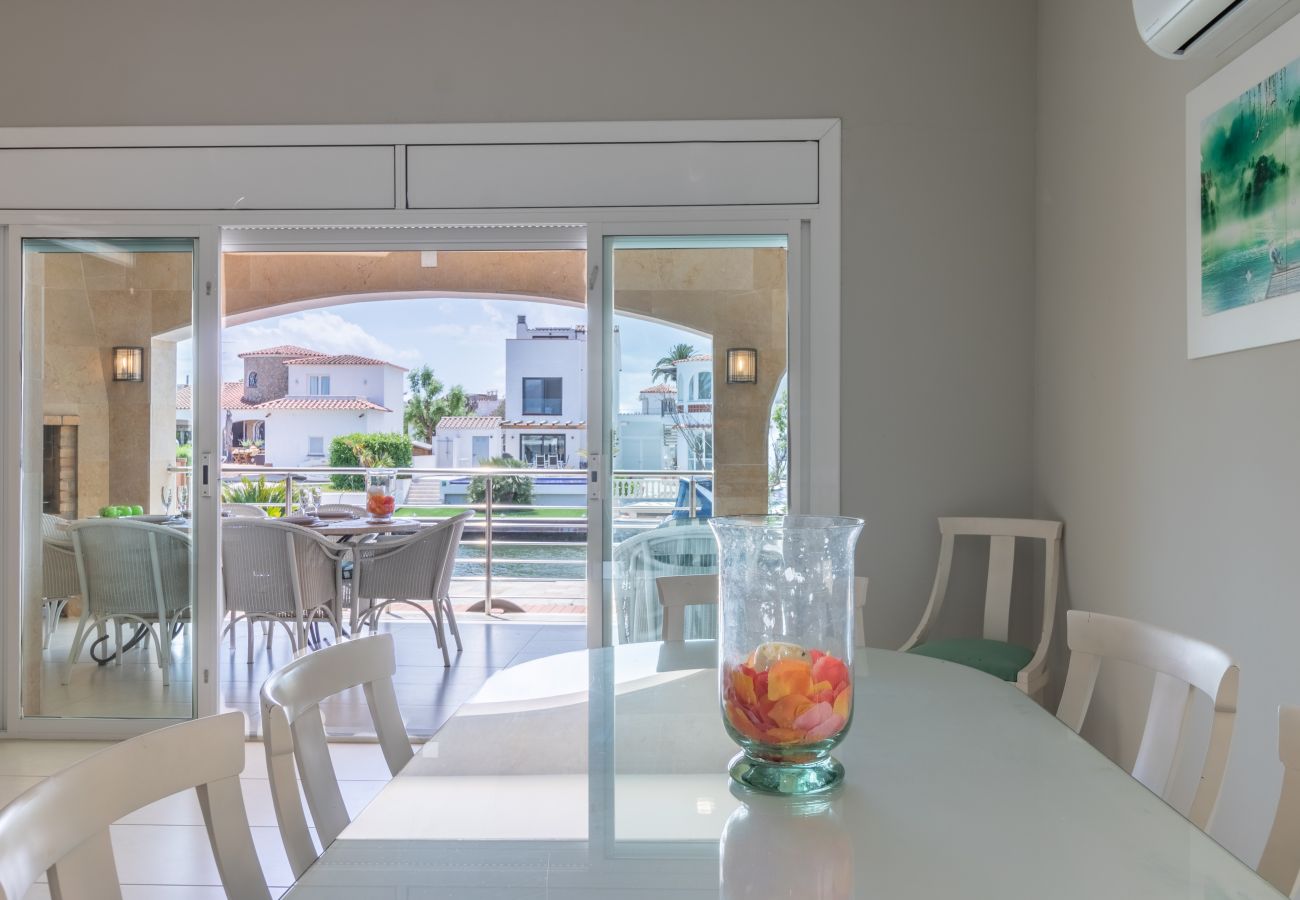 Villa in Empuriabrava - 0141-PANI Huis aan kanaal met zwembad en aanlegplaats