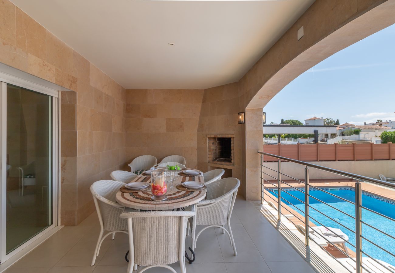 Villa in Empuriabrava - 0141-PANI Huis aan kanaal met zwembad en aanlegplaats