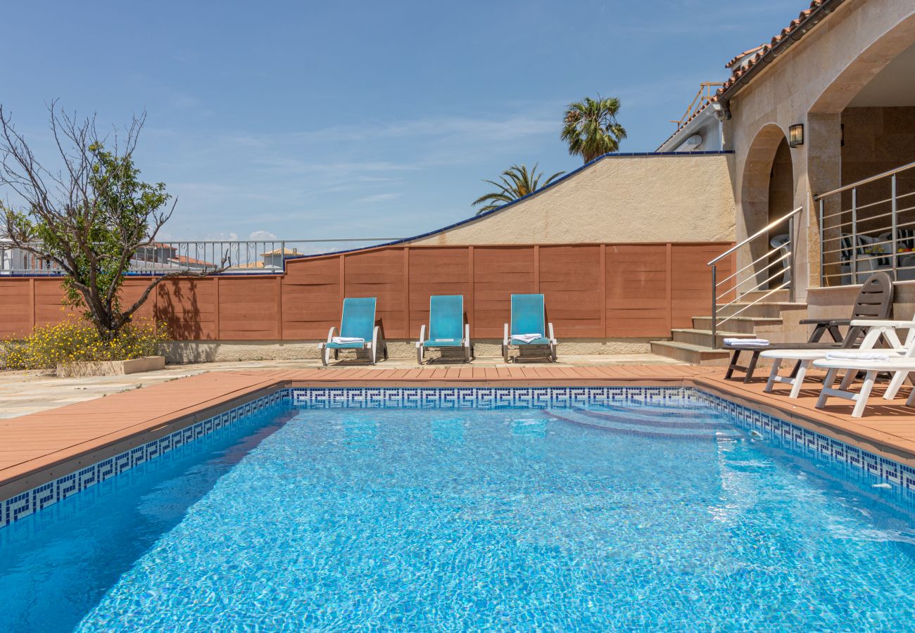 Villa in Empuriabrava - 0141-PANI Huis aan kanaal met zwembad en aanlegplaats