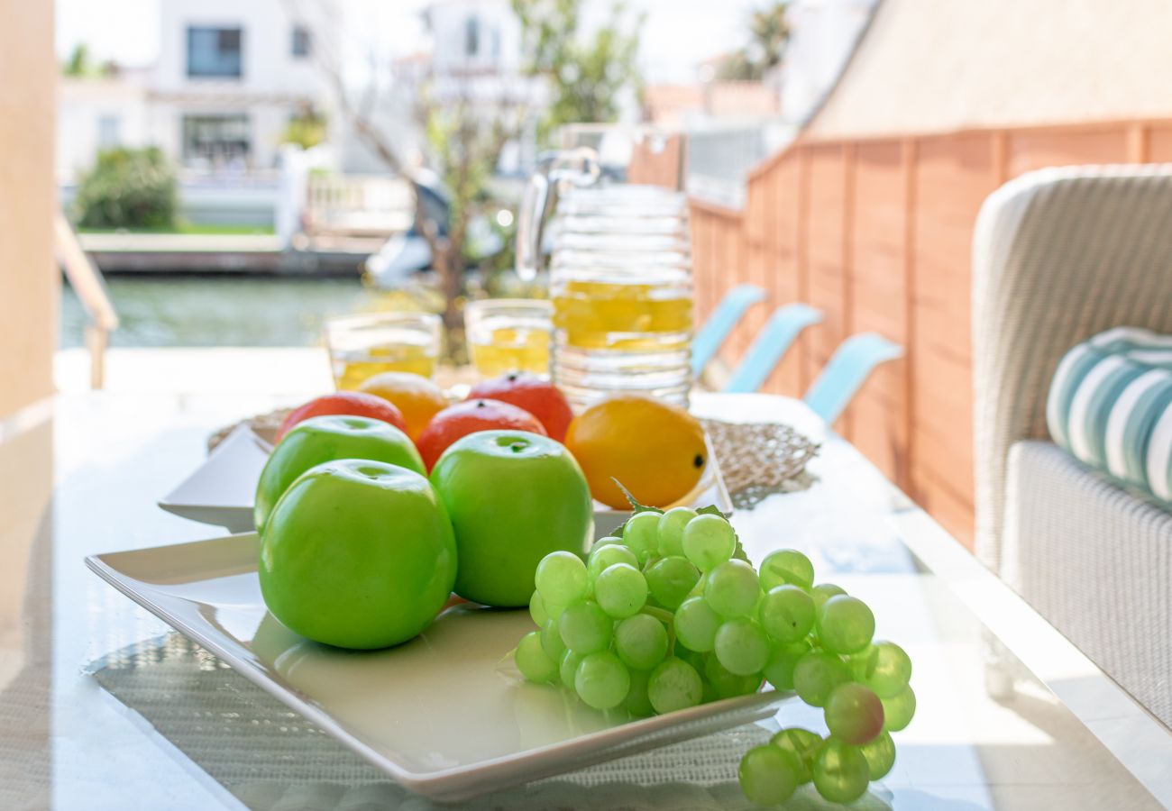 Villa in Empuriabrava - 0141-PANI Huis aan kanaal met zwembad en aanlegplaats