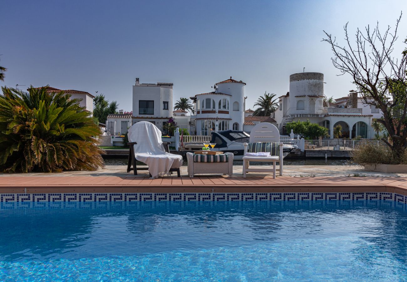 Villa in Empuriabrava - 0141-PANI Huis aan kanaal met zwembad en aanlegplaats