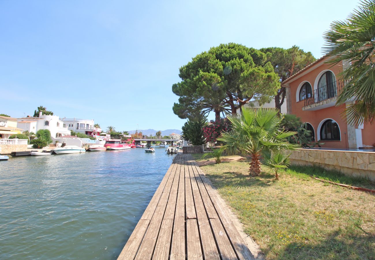 Villa in Empuriabrava - 0003-REQUESENS Huis aan kanaal met ligplaats en zwembad