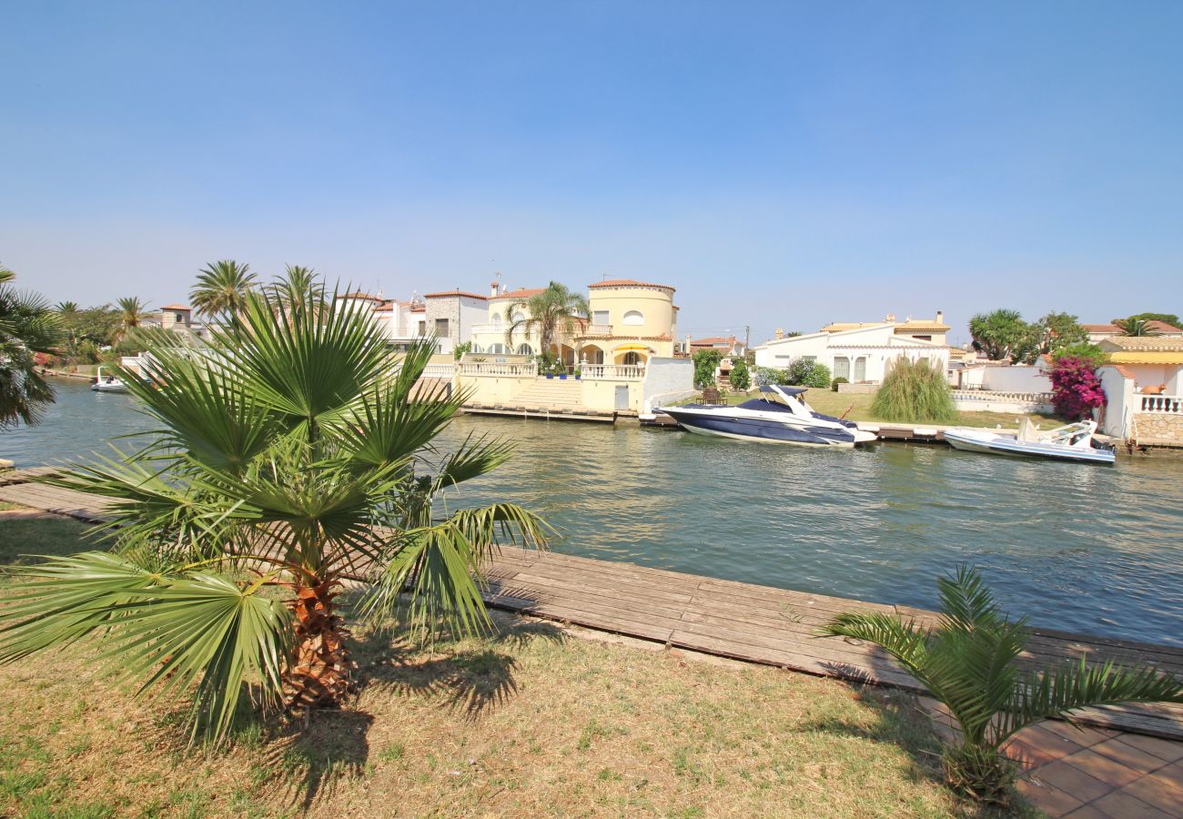 Villa in Empuriabrava - 0003-REQUESENS Huis aan kanaal met ligplaats en zwembad