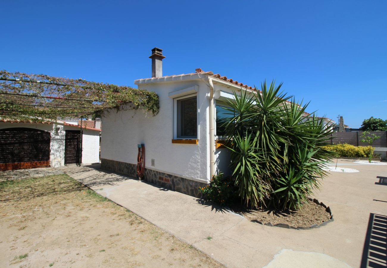 Villa in Empuriabrava - 0032-CARLIT Huis met tuin en 3 slaapkamers