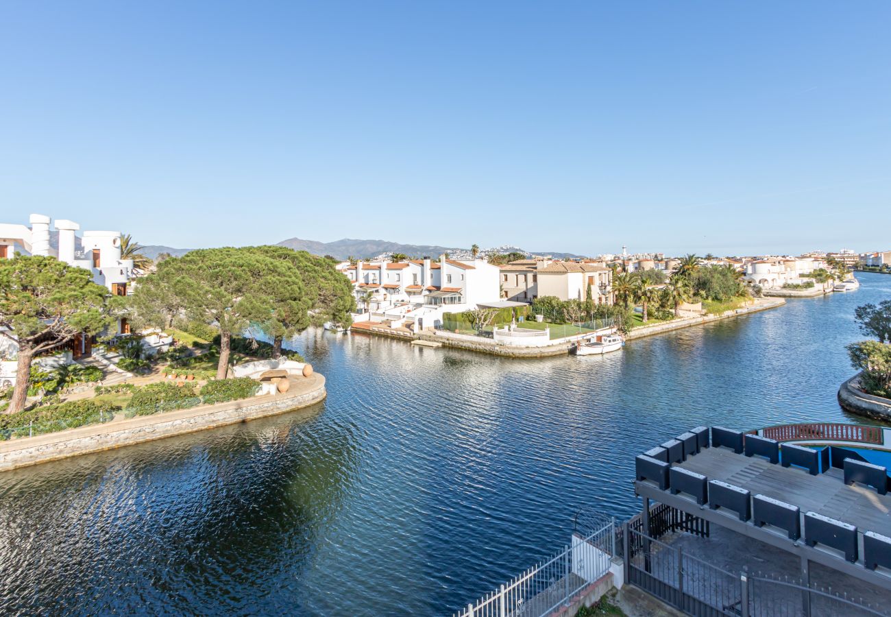 Appartement in Empuriabrava - 0138-LES DUNES Appartement aan het kanaal  met groot terras en parkeerplaats