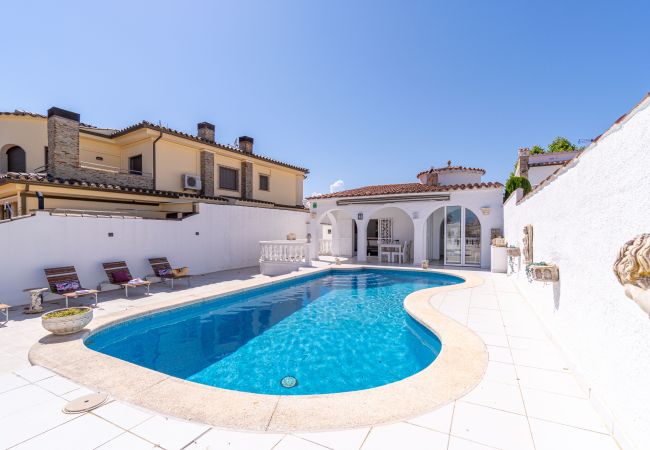 Villa in Empuriabrava - 0100-LLOBREGAT Huis aan kanaal met zwembad, aanlegplaats en studio