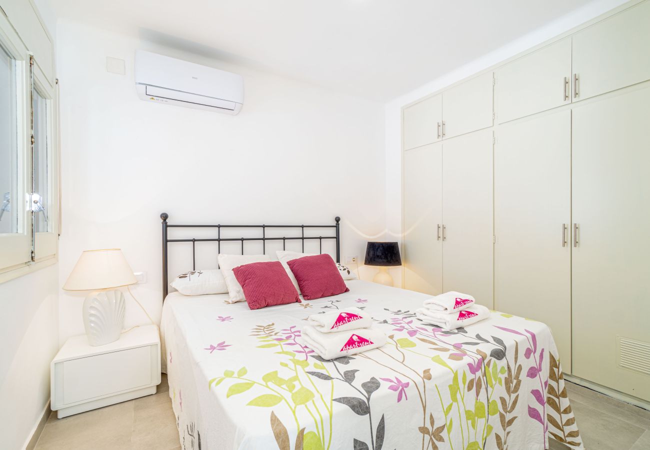Villa in Empuriabrava - 0100-LLOBREGAT Huis aan kanaal met zwembad, aanlegplaats en studio