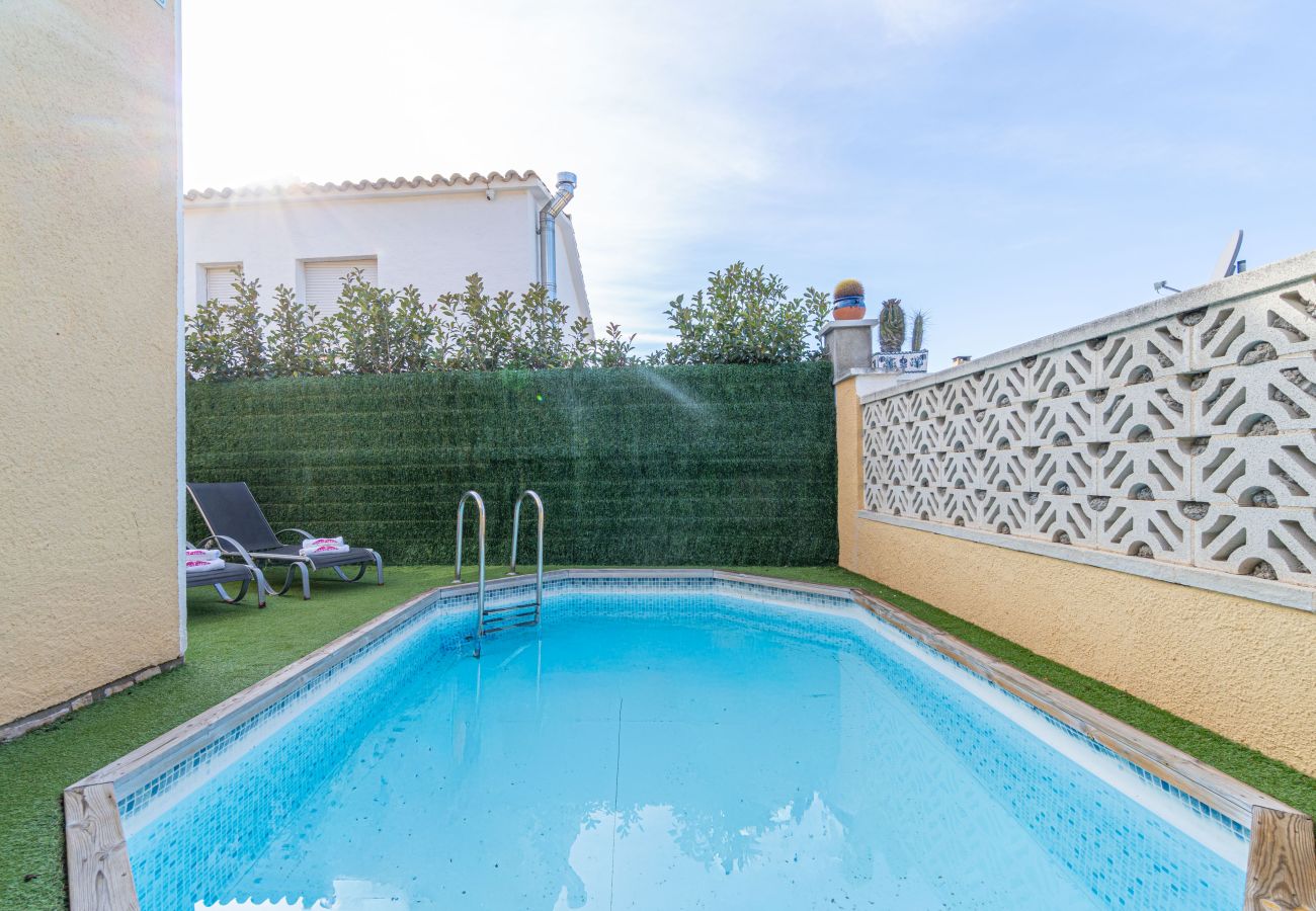 Villa in Empuriabrava - 0130-MONTGRI Huis met privé-zwembad 