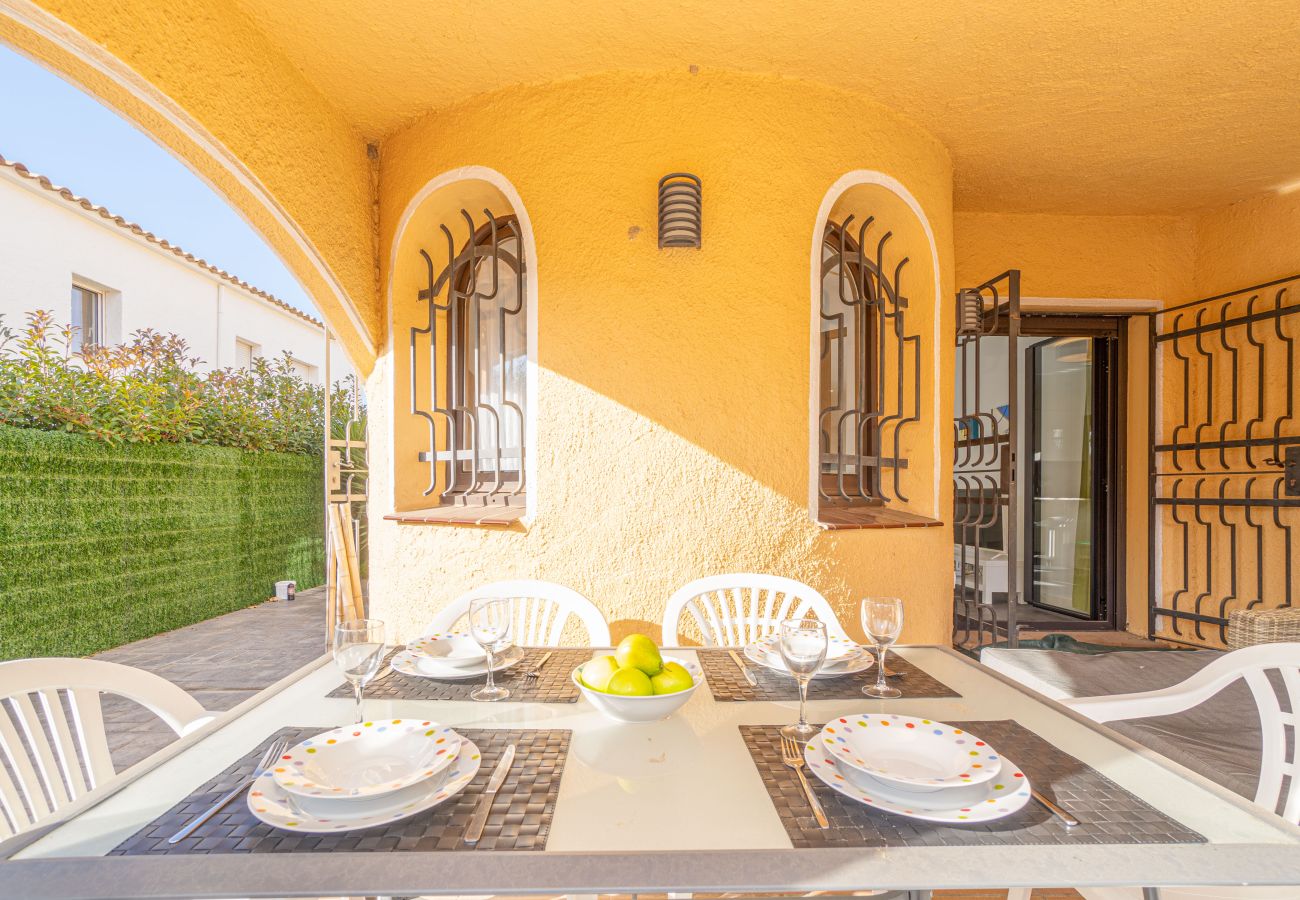 Villa in Empuriabrava - 0130-MONTGRI Huis met privé-zwembad 