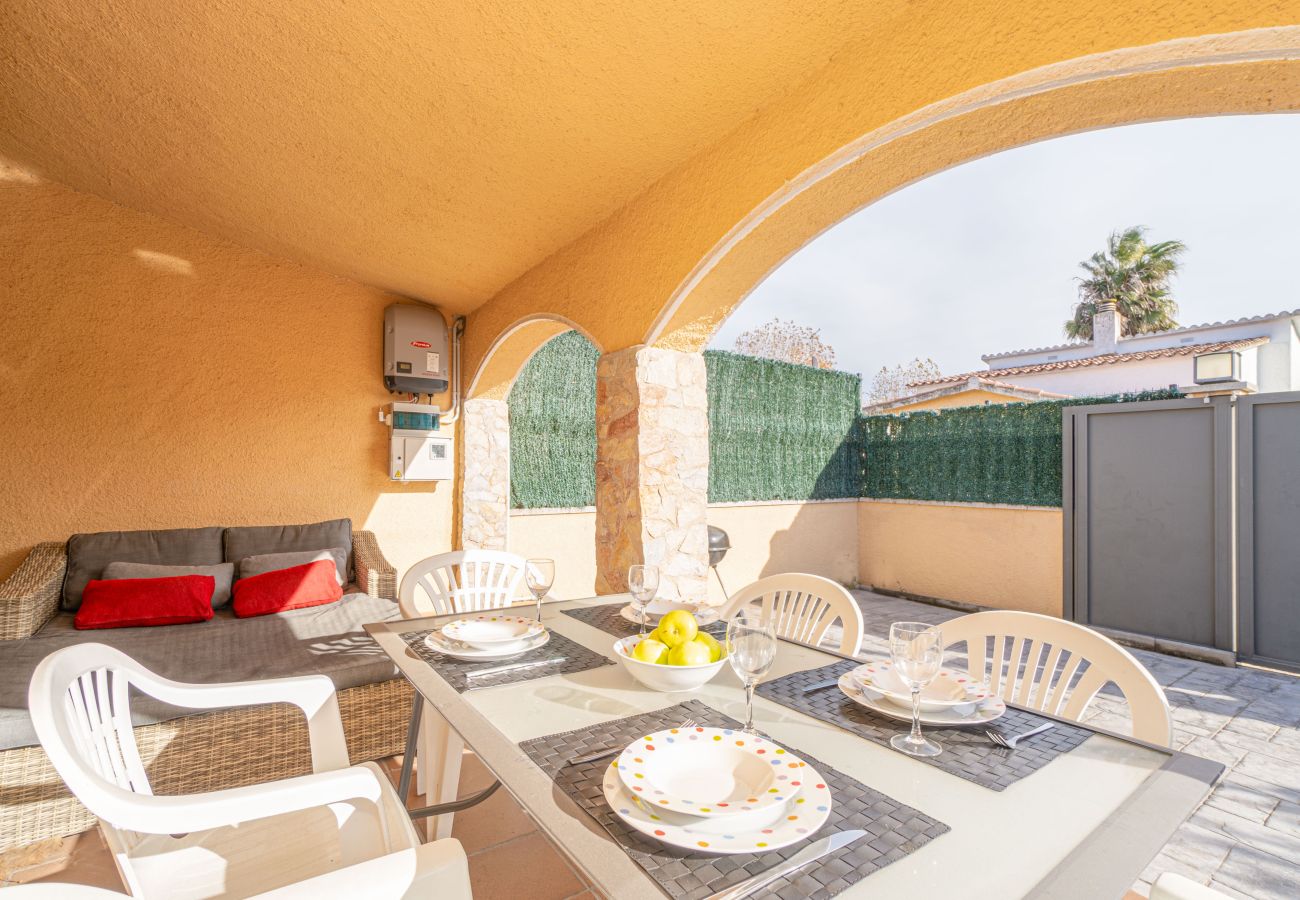 Villa in Empuriabrava - 0130-MONTGRI Huis met privé-zwembad 