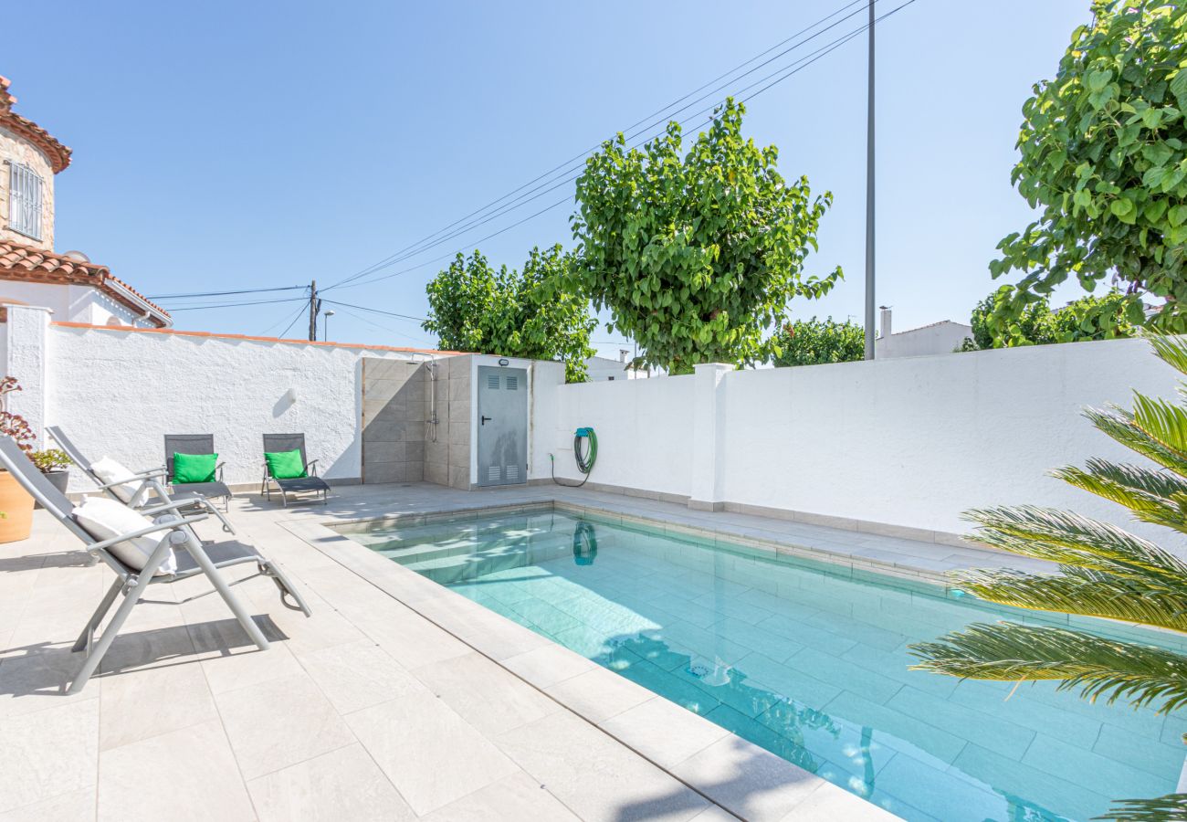 Villa in Empuriabrava - 0190-SANT MAURICI Huis met privé-zwembad