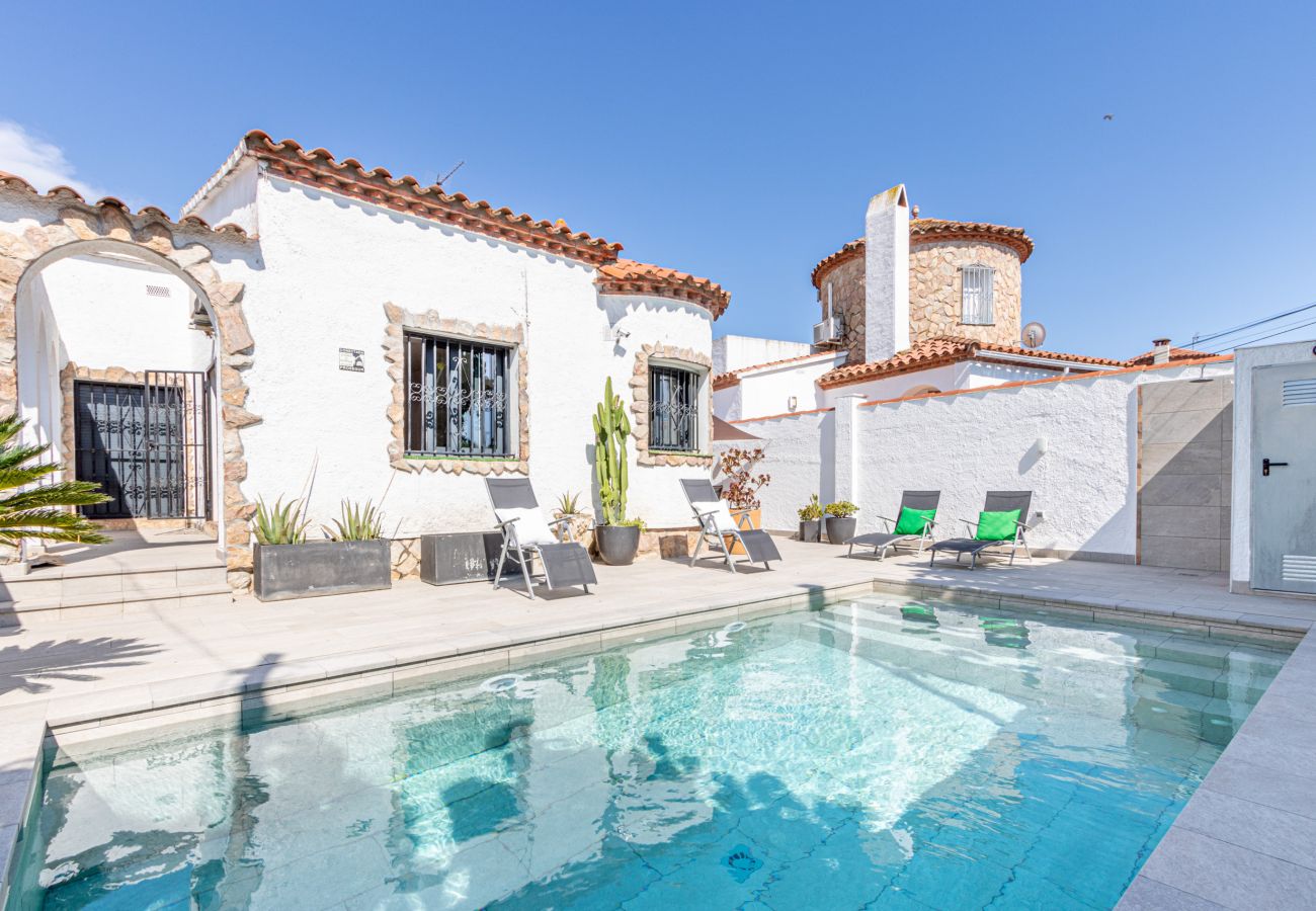 Villa in Empuriabrava - 0190-SANT MAURICI Huis met privé-zwembad