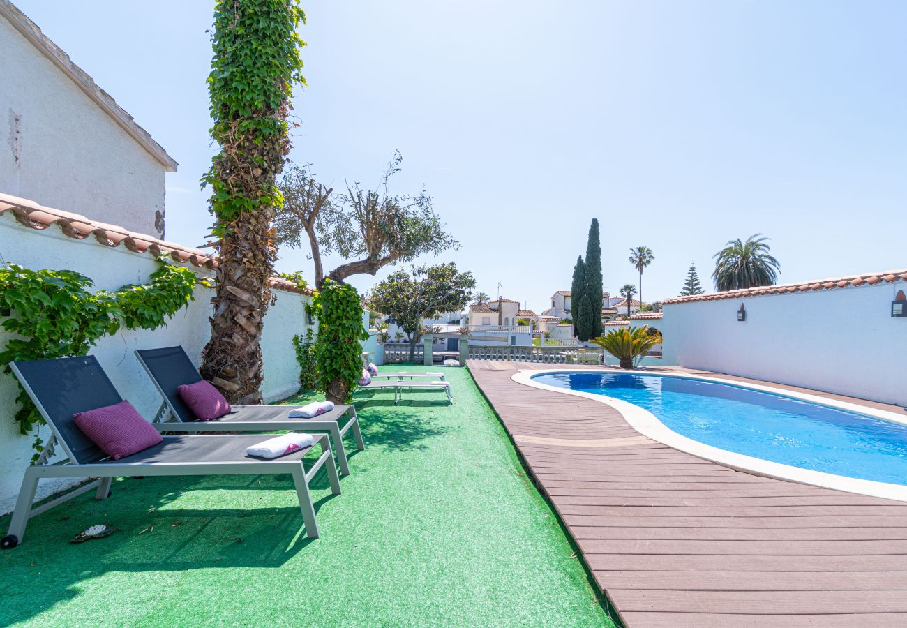 Villa in Empuriabrava - 0149-VALIRA Huis aan het kanaal met zwembad en aanlegplaats