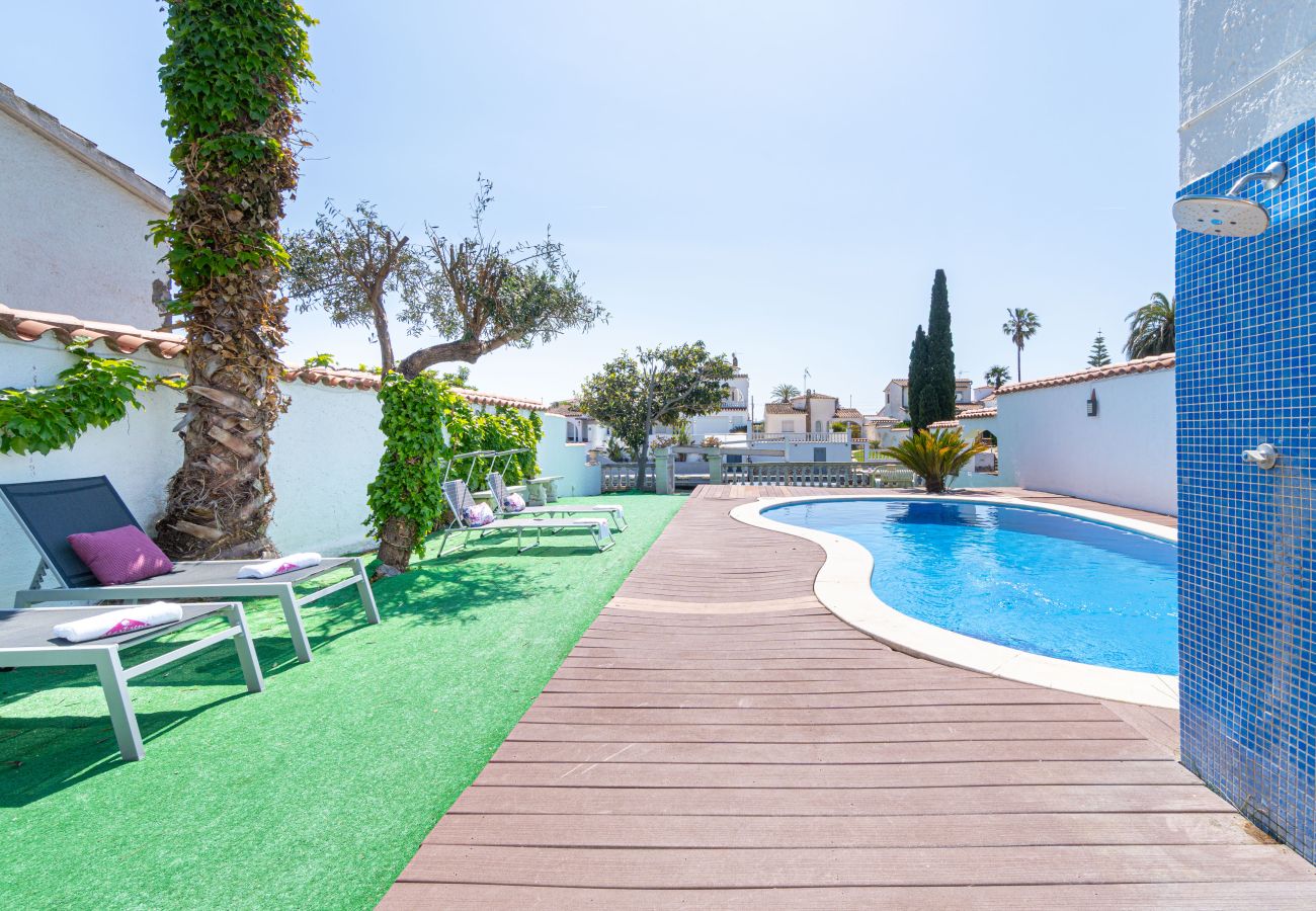 Villa in Empuriabrava - 0149-VALIRA Huis aan het kanaal met zwembad en aanlegplaats