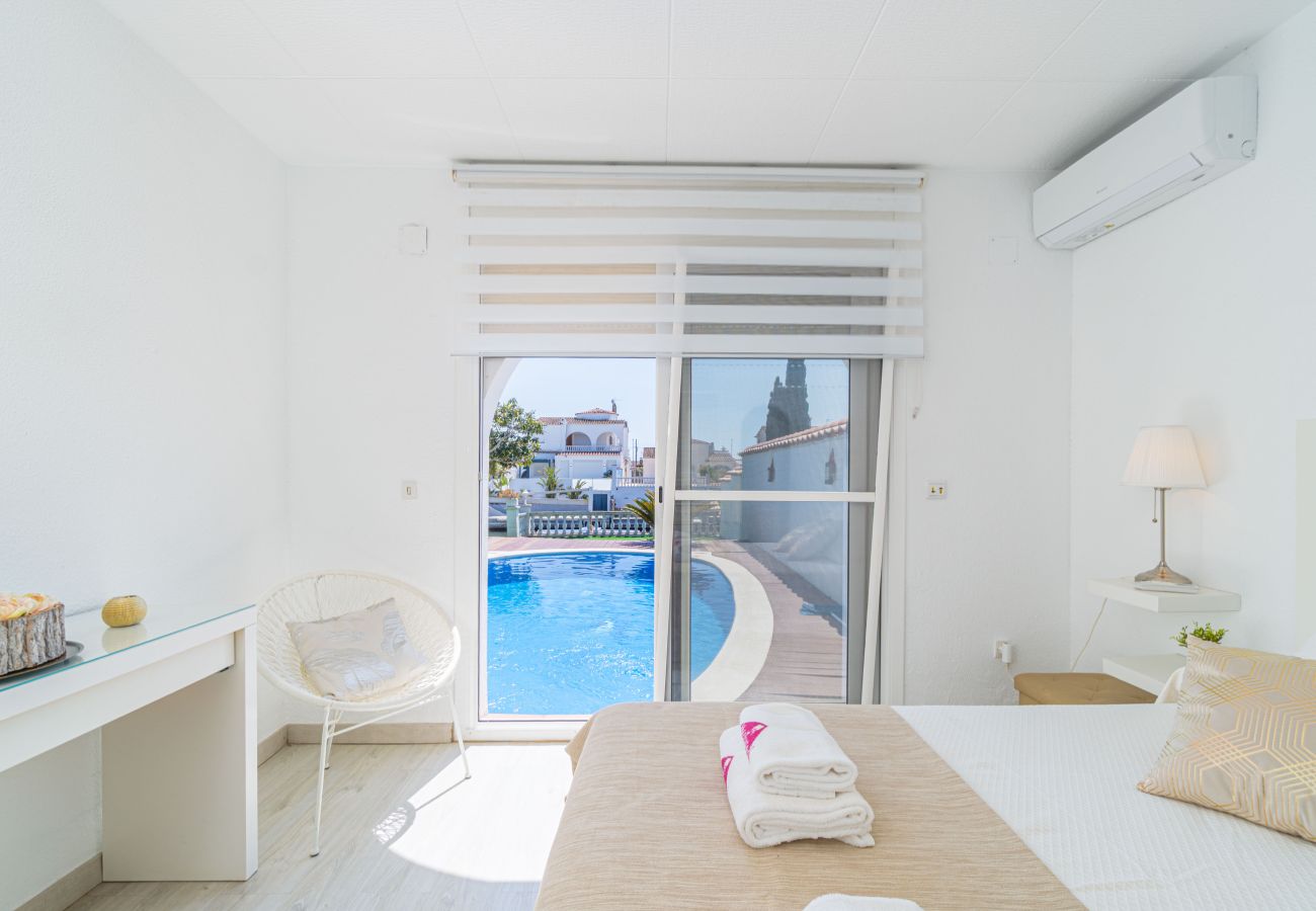 Villa in Empuriabrava - 0149-VALIRA Huis aan het kanaal met zwembad en aanlegplaats
