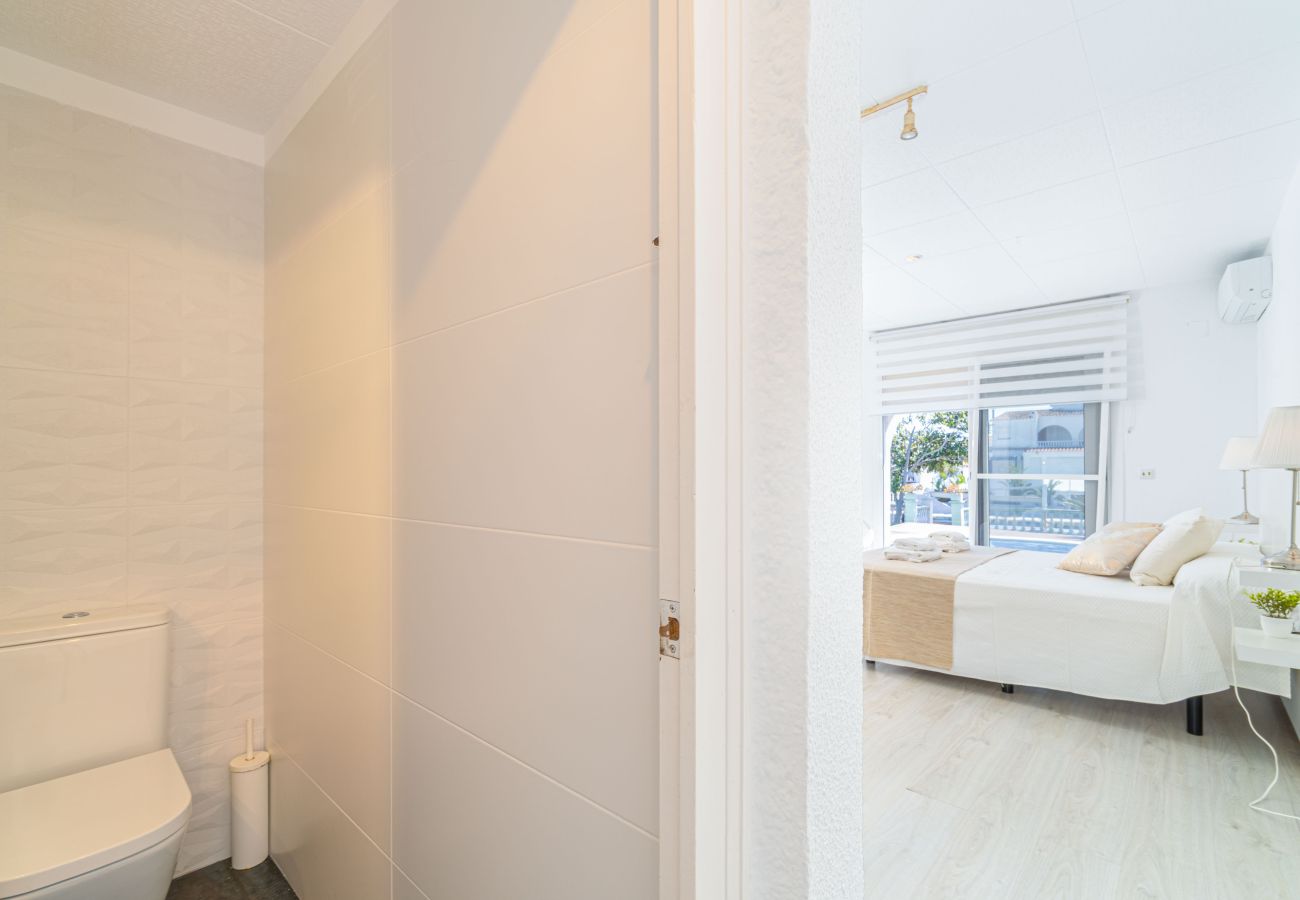 Villa in Empuriabrava - 0149-VALIRA Huis aan het kanaal met zwembad en aanlegplaats
