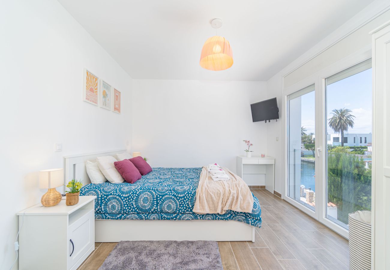 Villa in Empuriabrava - 0040-CAP RAS Huis aan kanaal met zwembad en aanlegplaats
