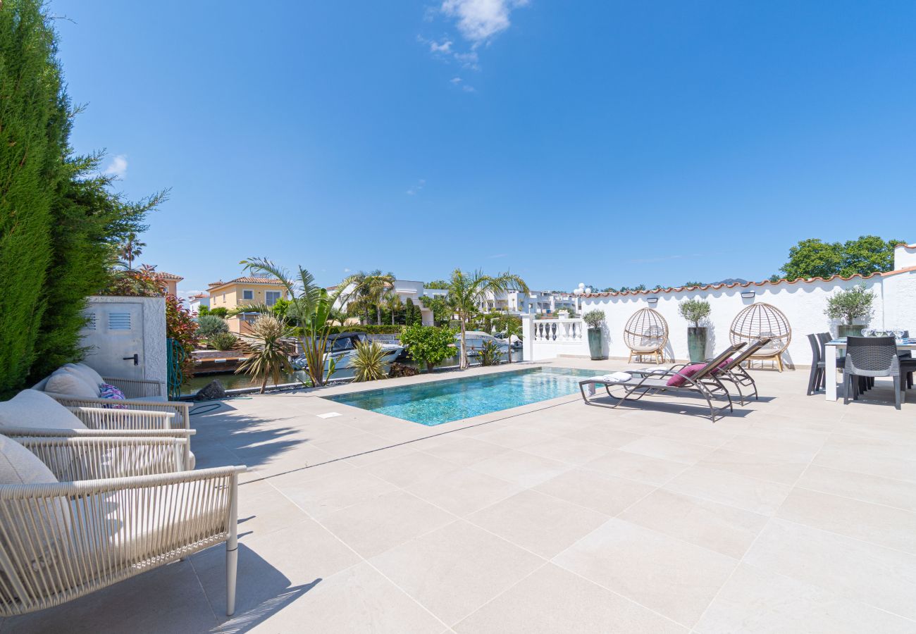 Villa in Empuriabrava - 0040-CAP RAS Huis aan kanaal met zwembad en aanlegplaats