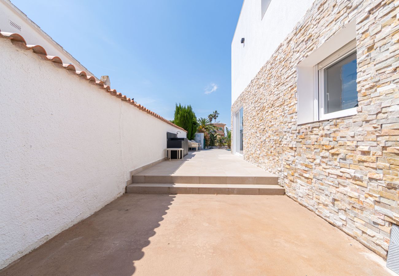 Villa in Empuriabrava - 0040-CAP RAS Huis aan kanaal met zwembad en aanlegplaats