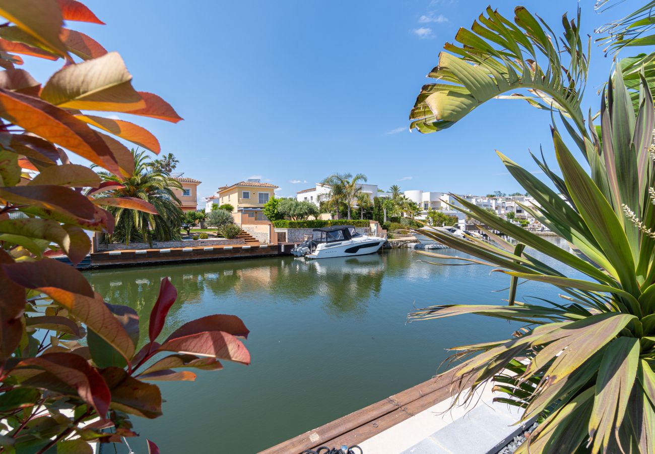 Villa in Empuriabrava - 0040-CAP RAS Huis aan kanaal met zwembad en aanlegplaats