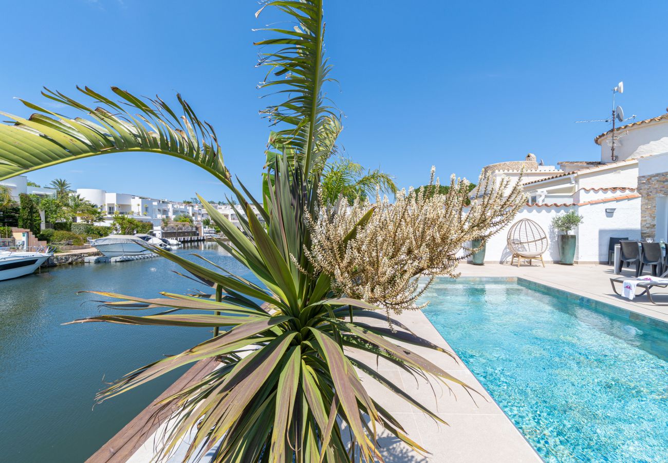 Villa in Empuriabrava - 0040-CAP RAS Huis aan kanaal met zwembad en aanlegplaats
