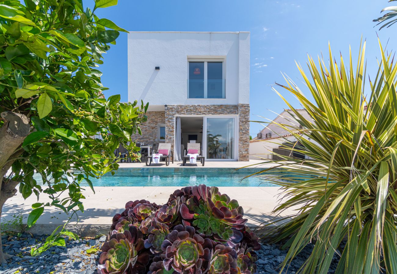 Villa in Empuriabrava - 0040-CAP RAS Huis aan kanaal met zwembad en aanlegplaats