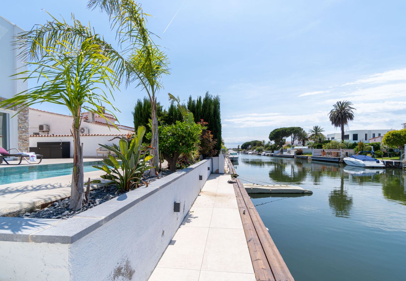 Villa in Empuriabrava - 0040-CAP RAS Huis aan kanaal met zwembad en aanlegplaats