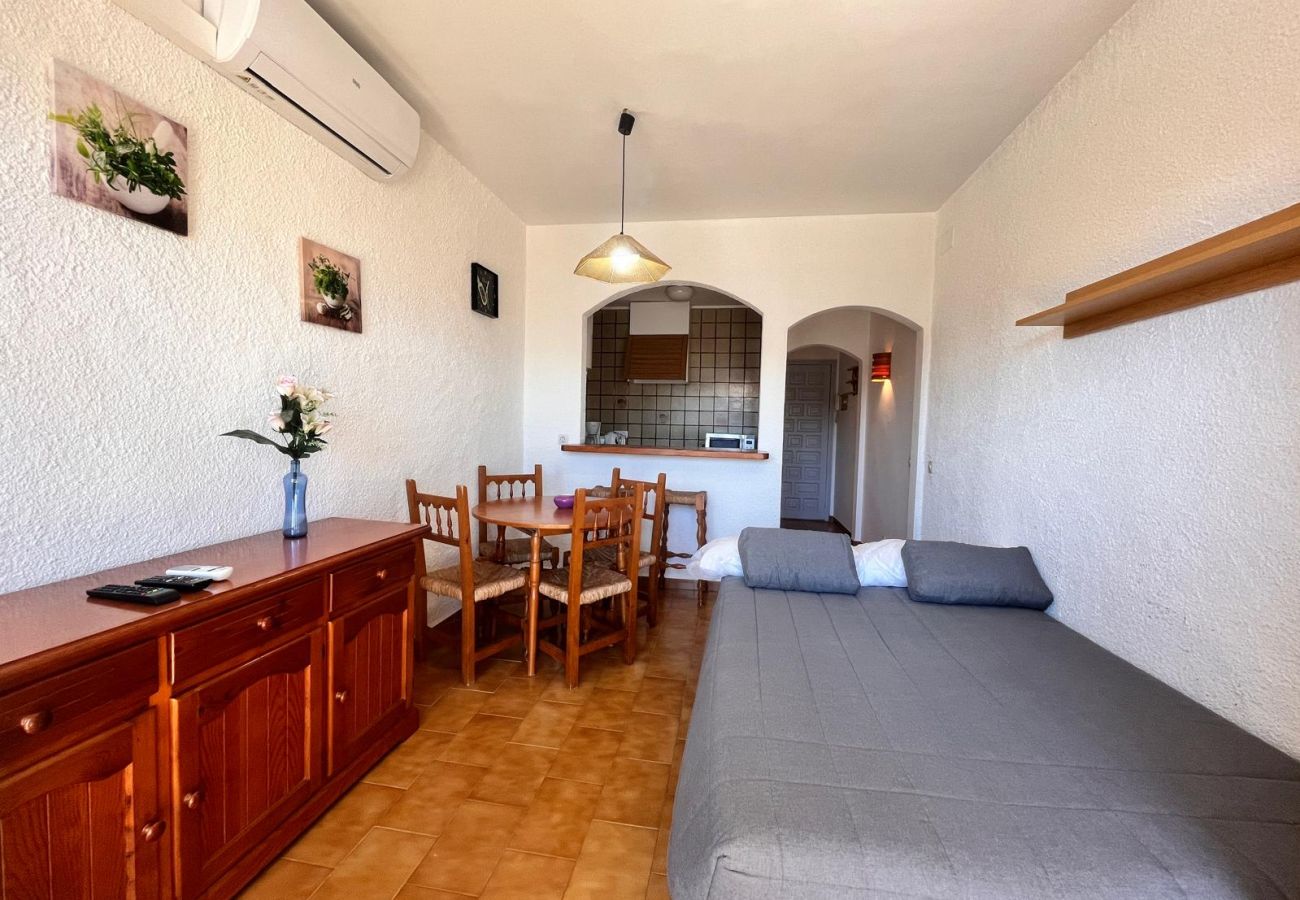 Studio in Empuriabrava - 0168-POBLAT TIPIC Studio near the beach